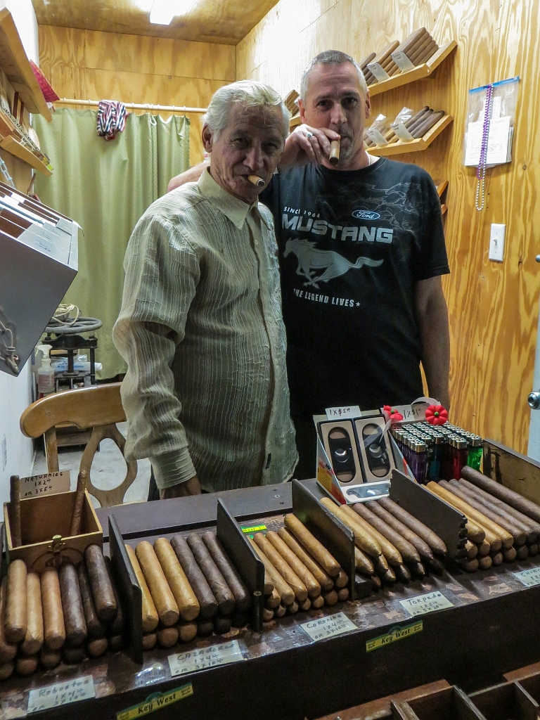 IMG_0058.jpg - Handgemaakte sigaren gekocht bij een vriendelijke oude Cubaan