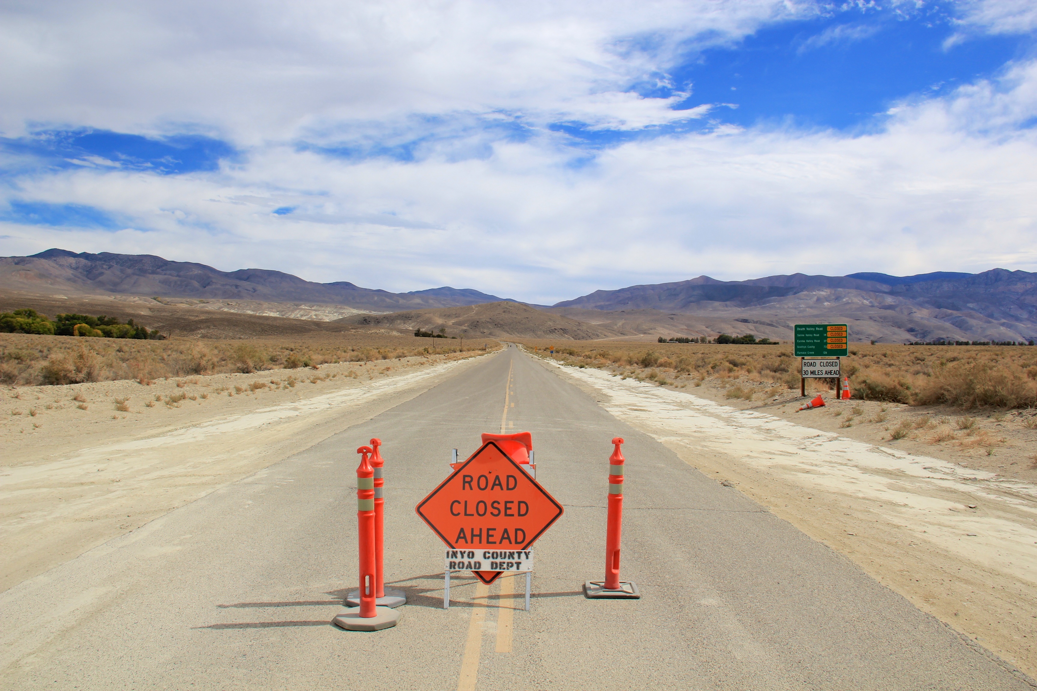 Road_leads_to_Death_Valley_-_Flickr_-_daveynin